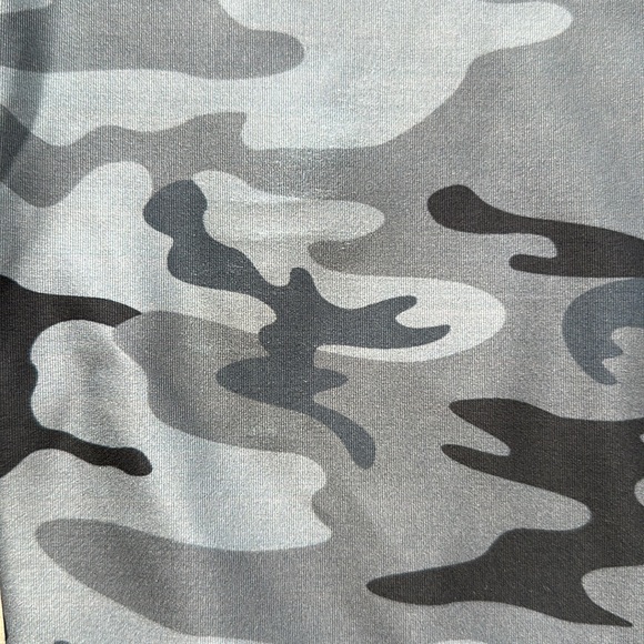 GUESS Workout Set - Picture 8 of 9